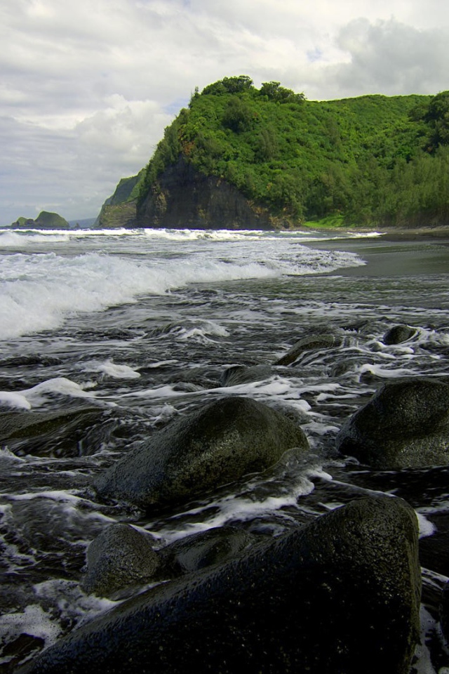 Каменистый пляж на Гаваях