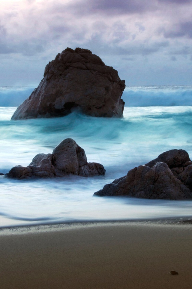 Камни на песчаном пляже