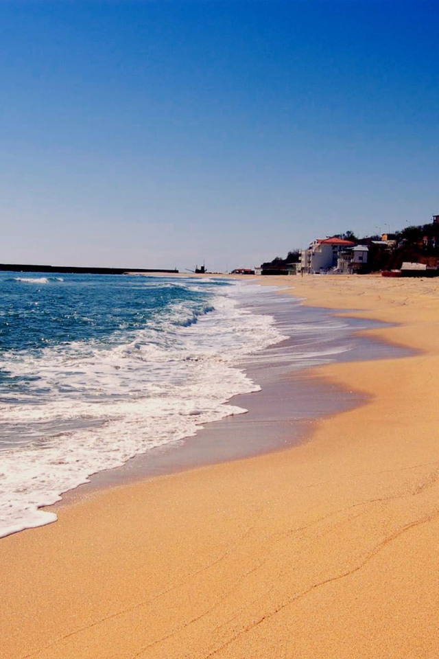 Пляж с золотым песком