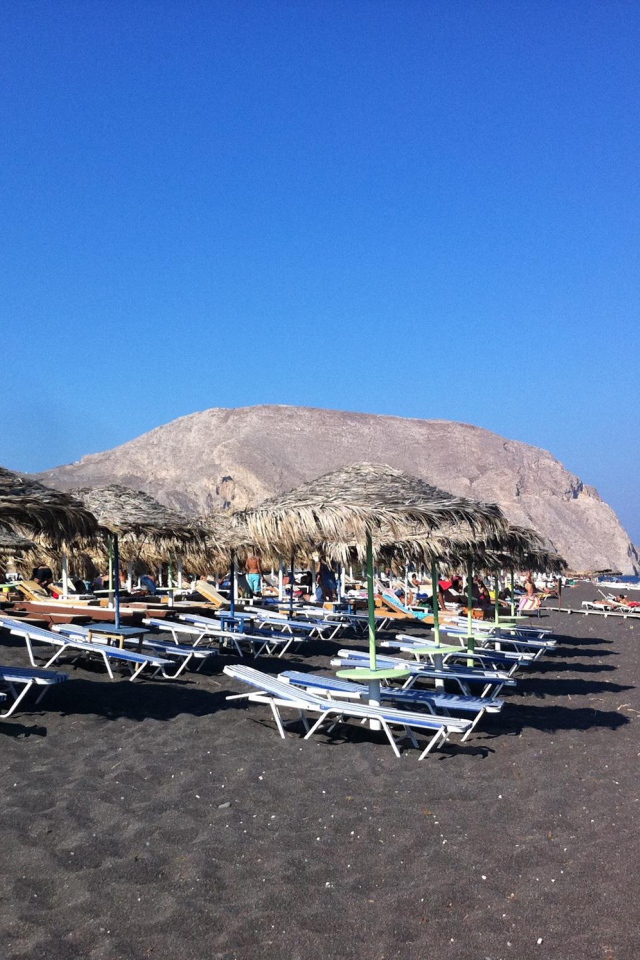 Отдых на черном пляже