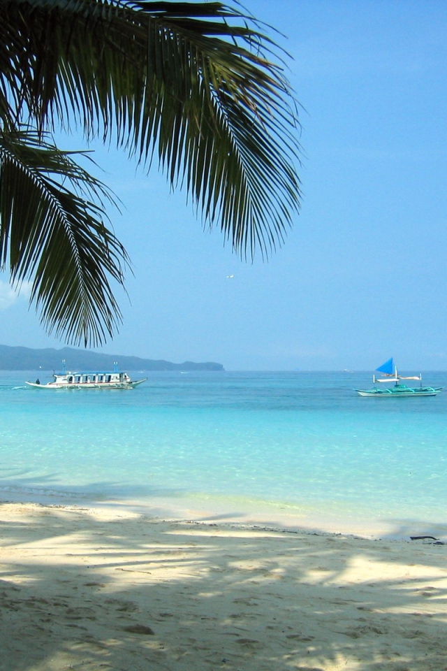 Пляж с белым песком