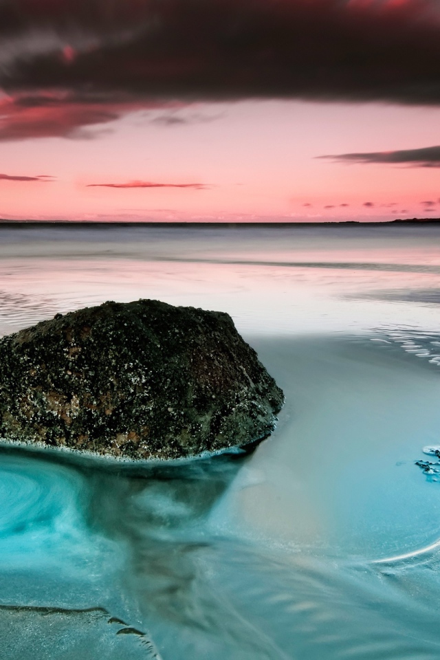 Камень на пляже