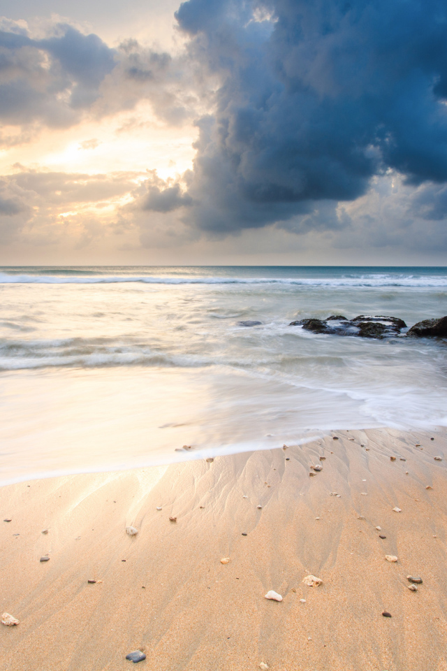 Черные облака над пляжем