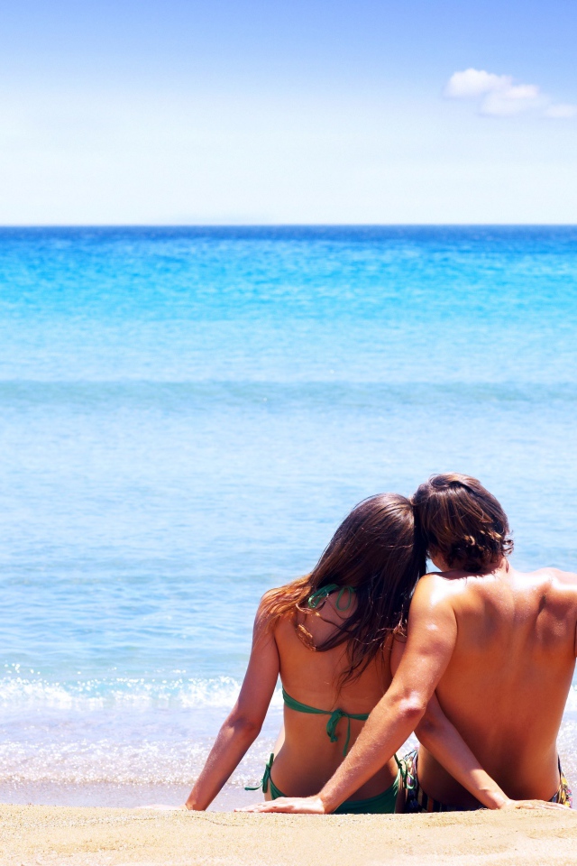 Женщина и мужчина на пляже