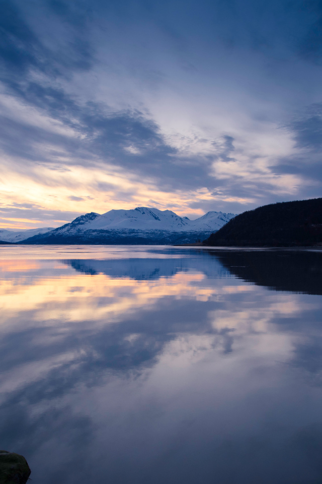 Облака отражаются в горном озере