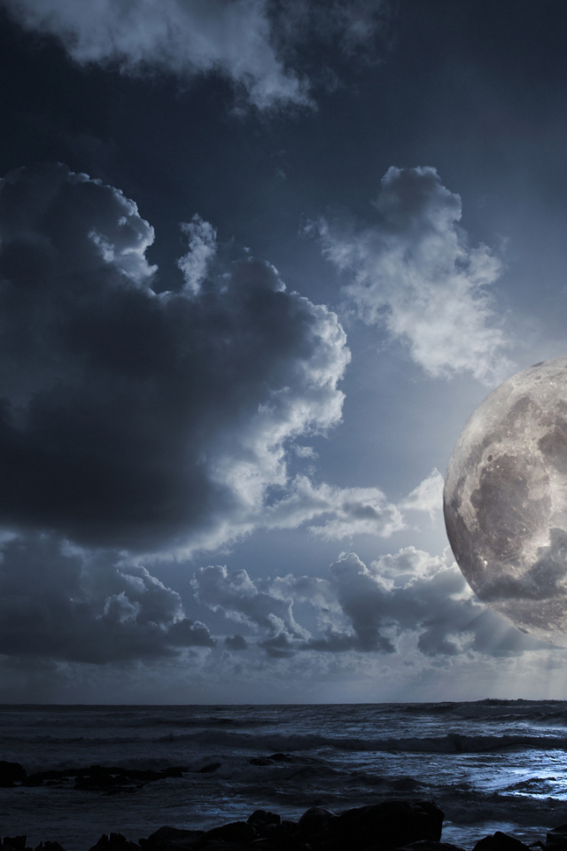 Огромная луна в облаках