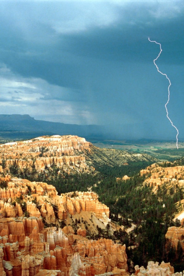 Молния ударила в землю