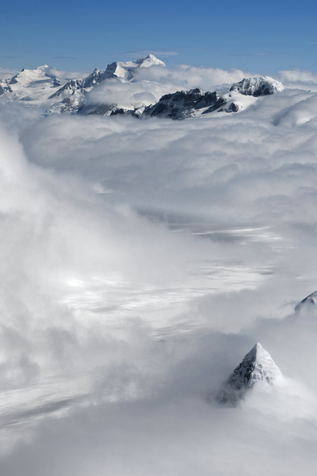 Вершины гор в облаках