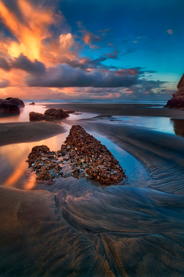 Красные облака над морем