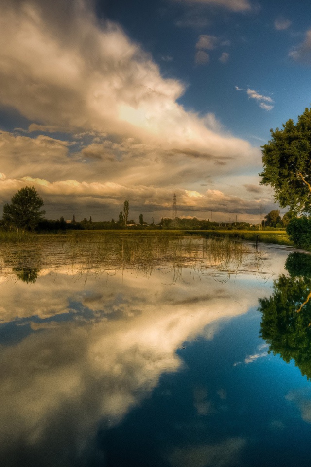 Отражение облаков в воде