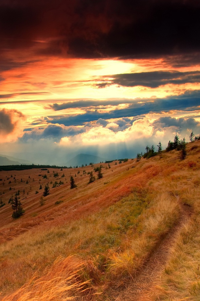 Тропинка вдоль горы