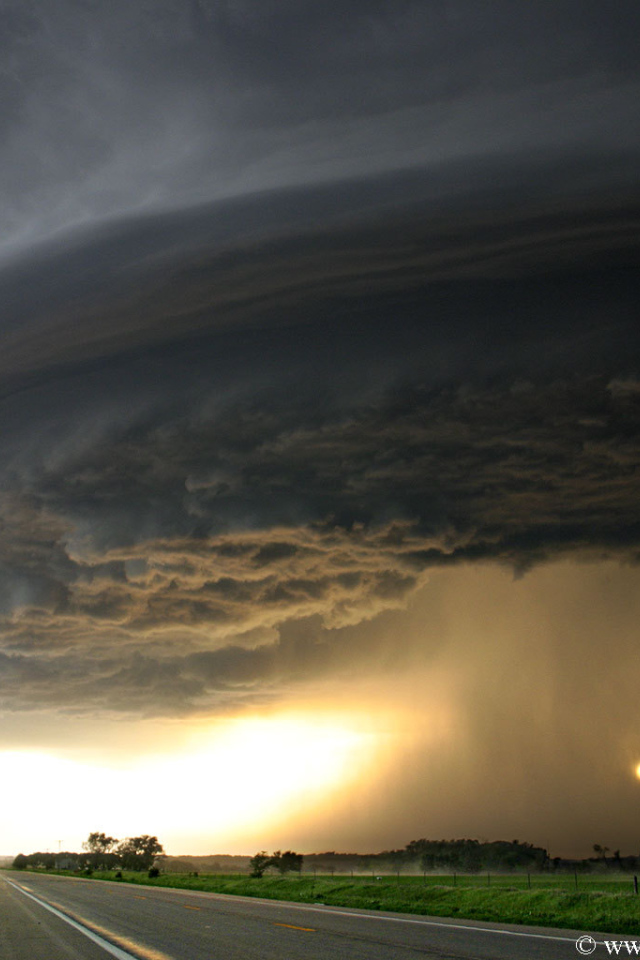 Торнадо у дороги