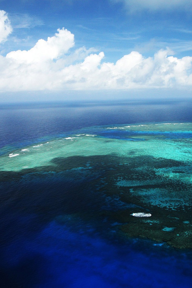 Белые облака над океаном