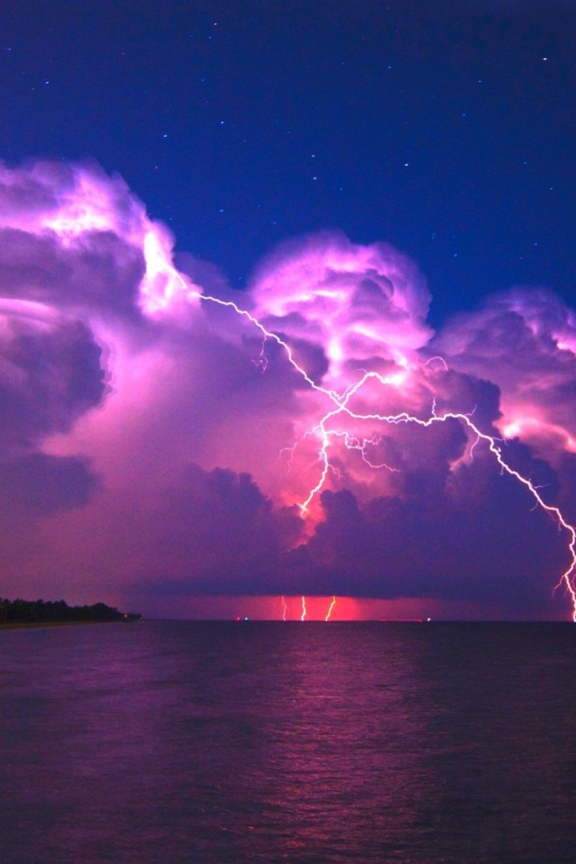 Гроза с молнией над морем