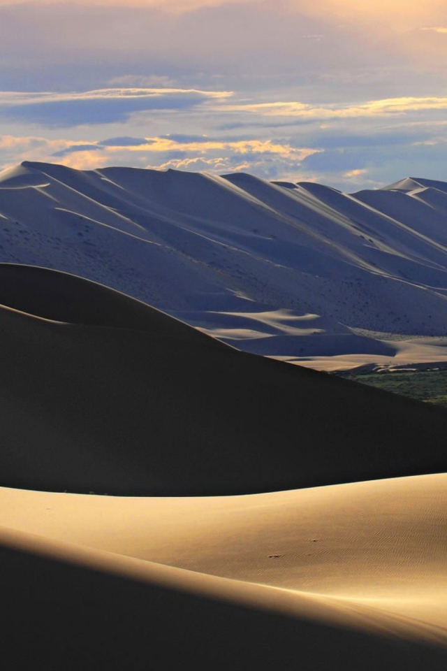 Песчаные барханы в пустыне