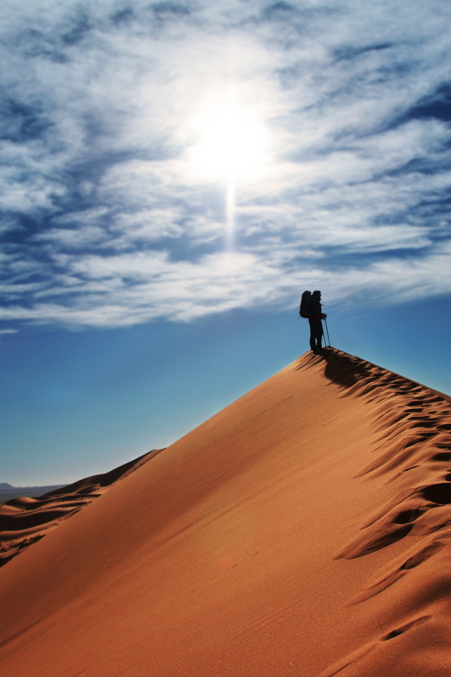 Одинокий путник в пустыне