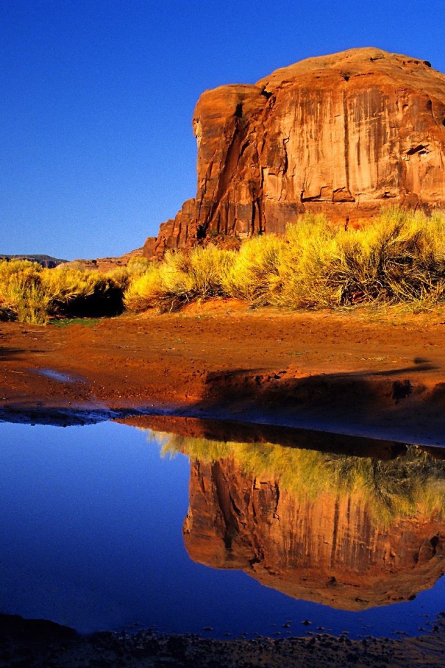 Лужа на дороге и воздушный шар