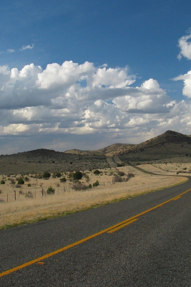 Дорога через поле в горы