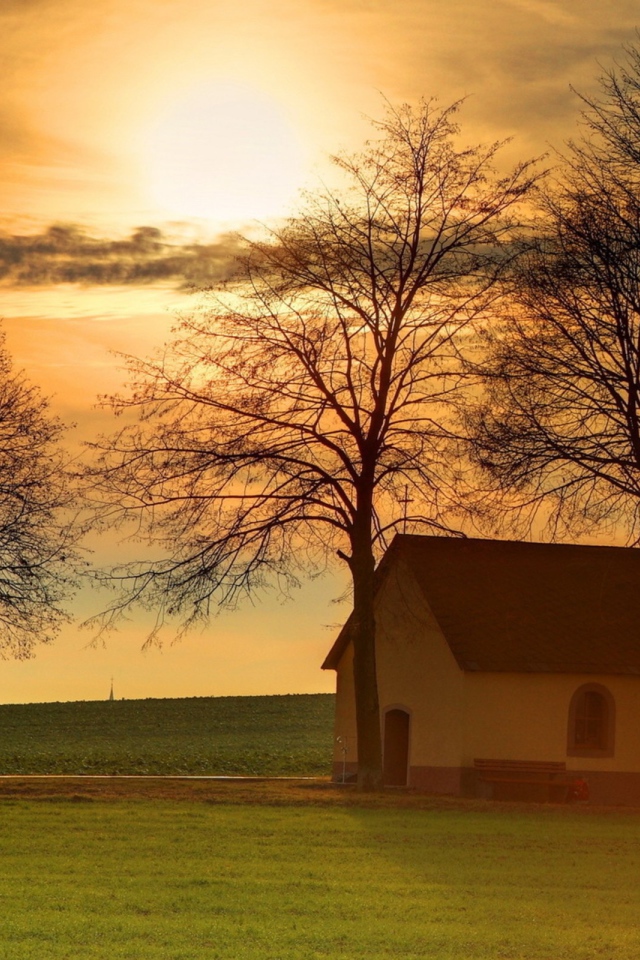 Одинокая часовня в поле