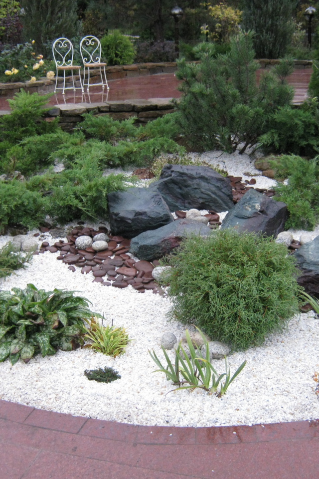 Красивая альпийская горка в нашем саду