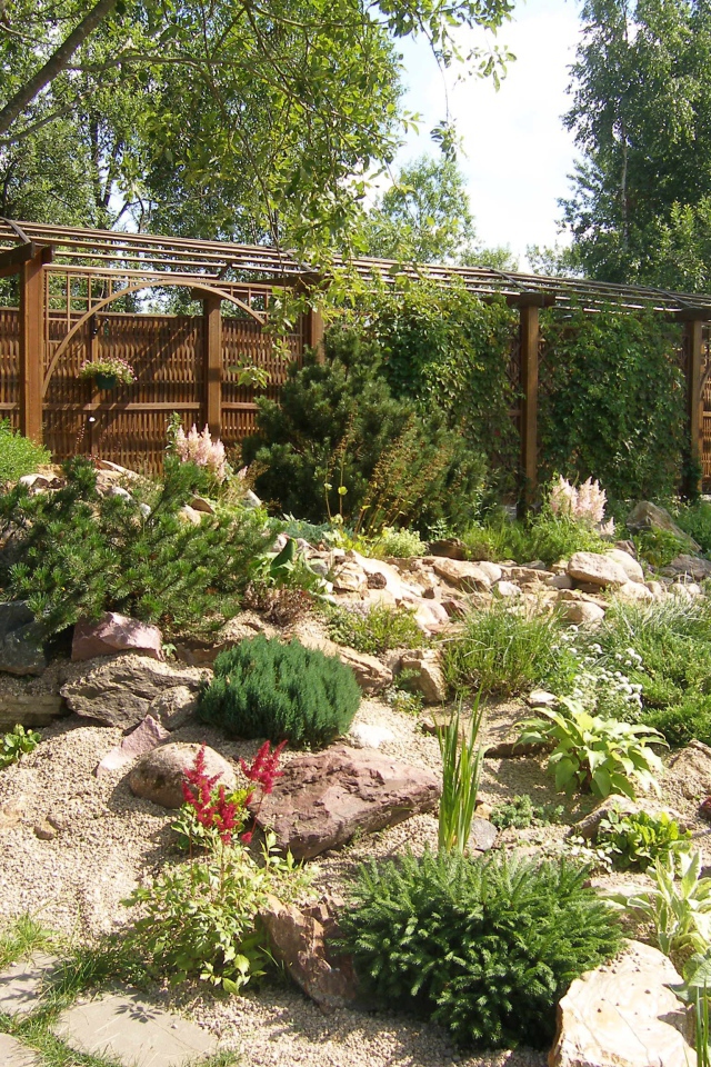 Красивая альпийская горка в саду