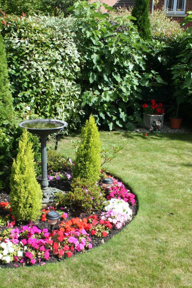 Красивая альпийская горка на газоне