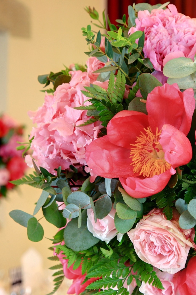 Красивый букет пионов