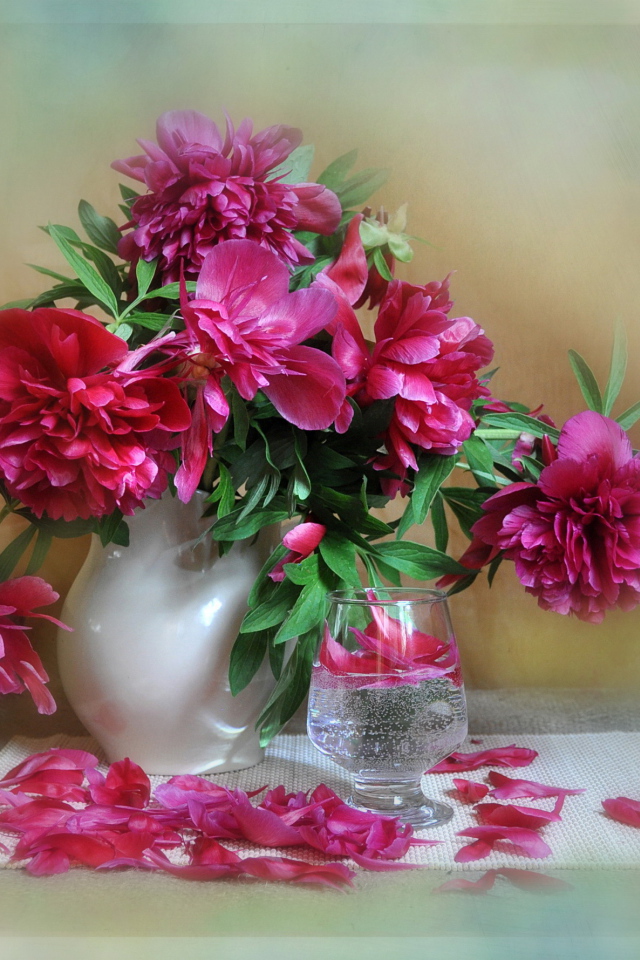 Красивые цветы пионы в вазе