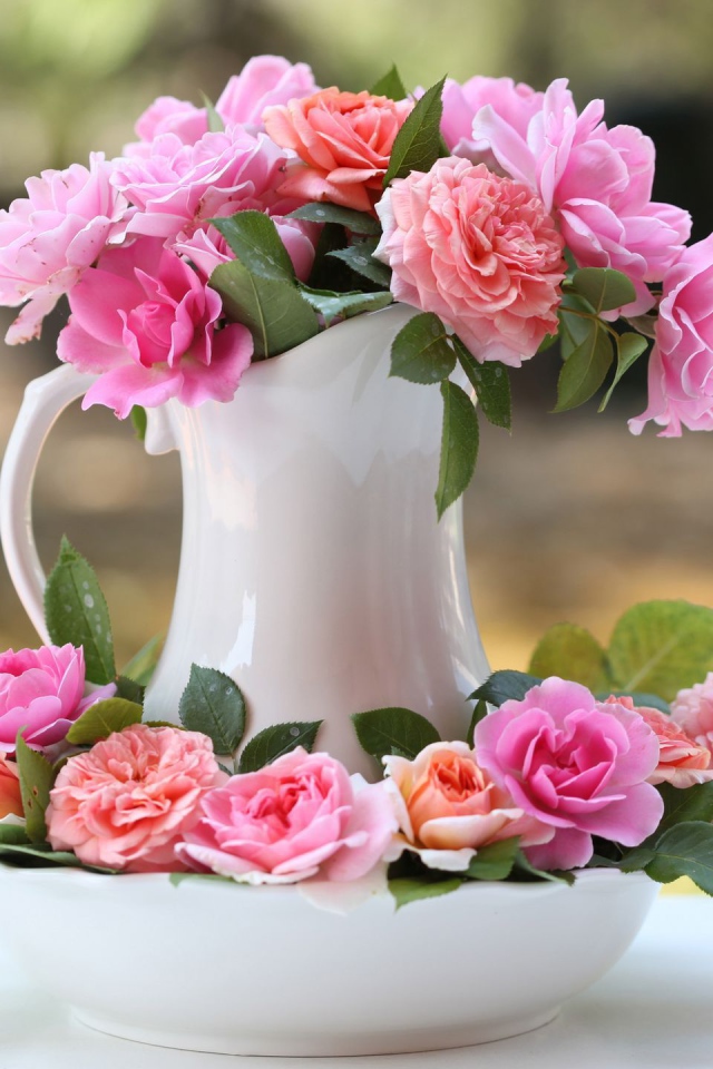 Букет в белом кувшине