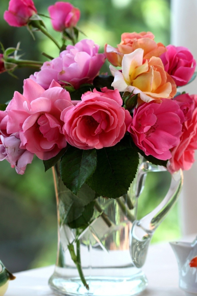 Букет роз в стеклянном кувшине