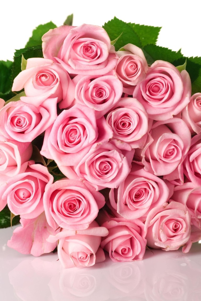 Букет роз на блестящей поверхности