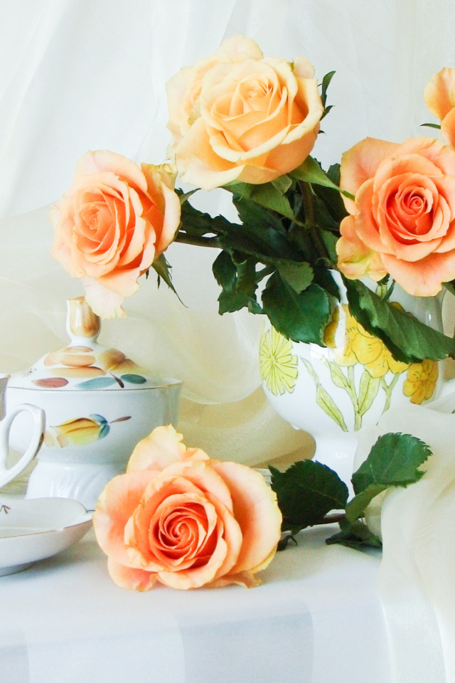 Букет роз на белом столе