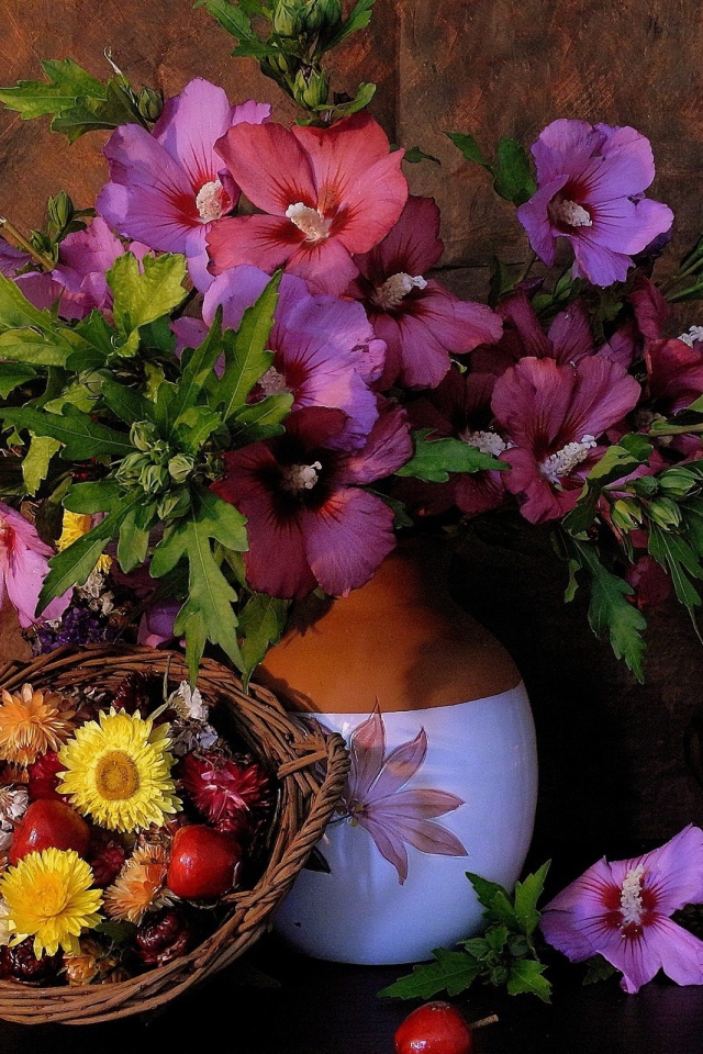 Цветы в кувшине и в корзине