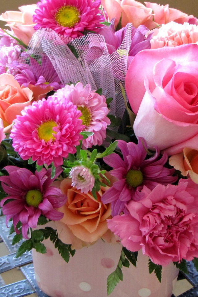 Цветы на кованном стуле