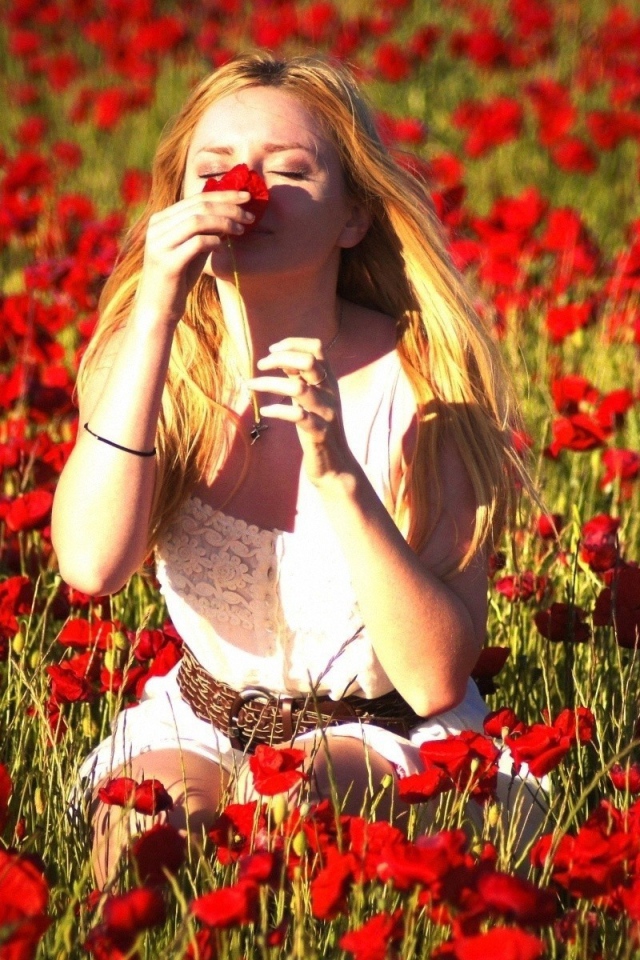 Девушка на маковом поле