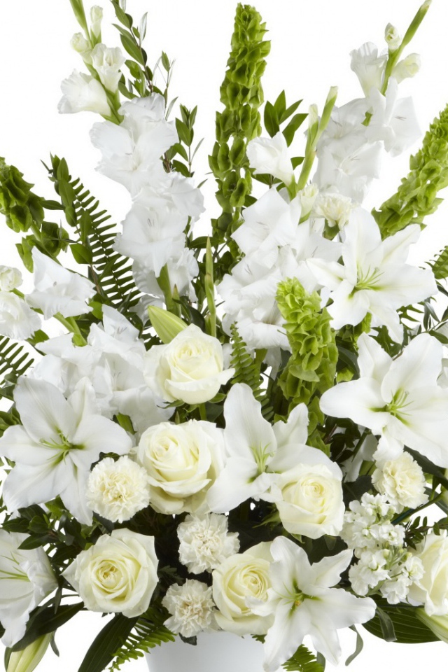 Великолепный букет белых гладиолусов