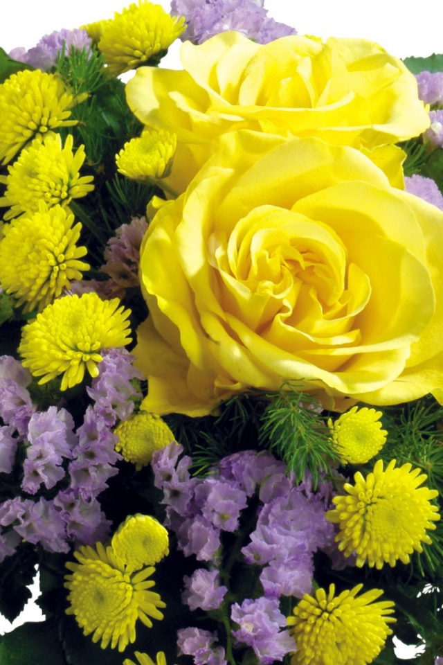 Жёлтые розы в букете с другими цветами