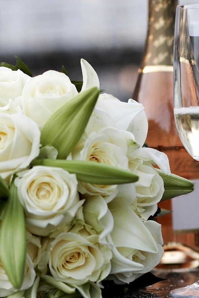 Белые розы и шампанское