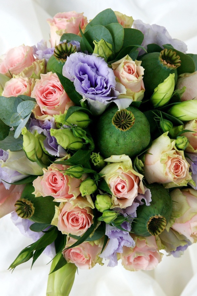 Композиция из роз и мака