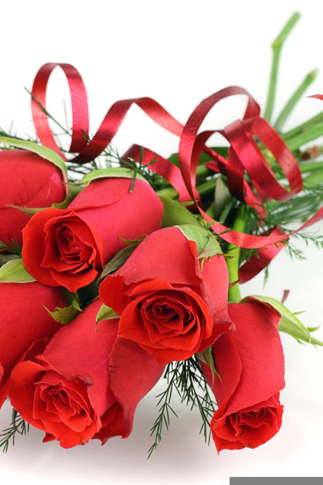 Букет перевязанный красной лентой