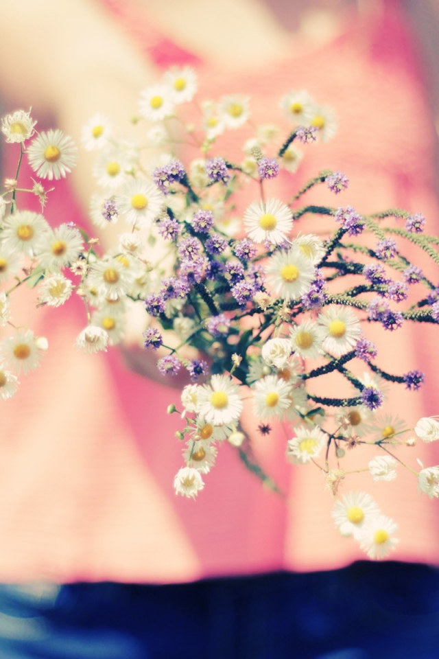 Девочка с букетом цветов