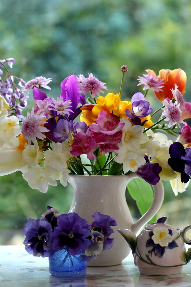 Чайник, чашка и цветы