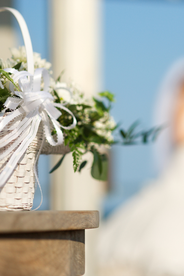 Свадебный букет в белой корзине