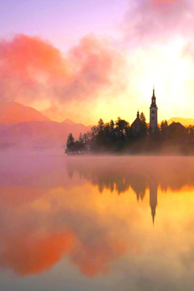 Остров на озере в тумане