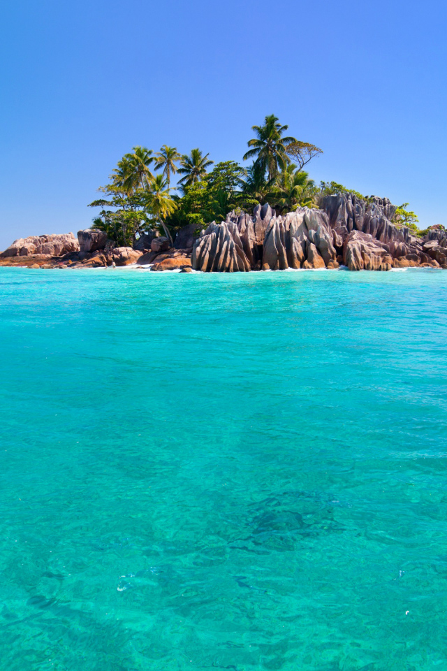 Скалы на острове