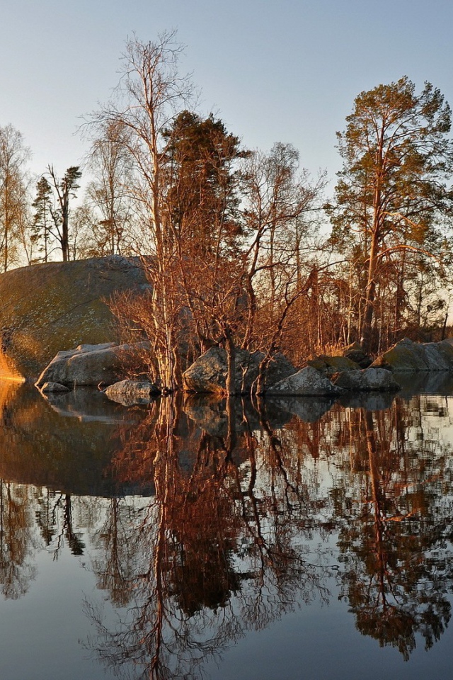 Каменный остров на озере