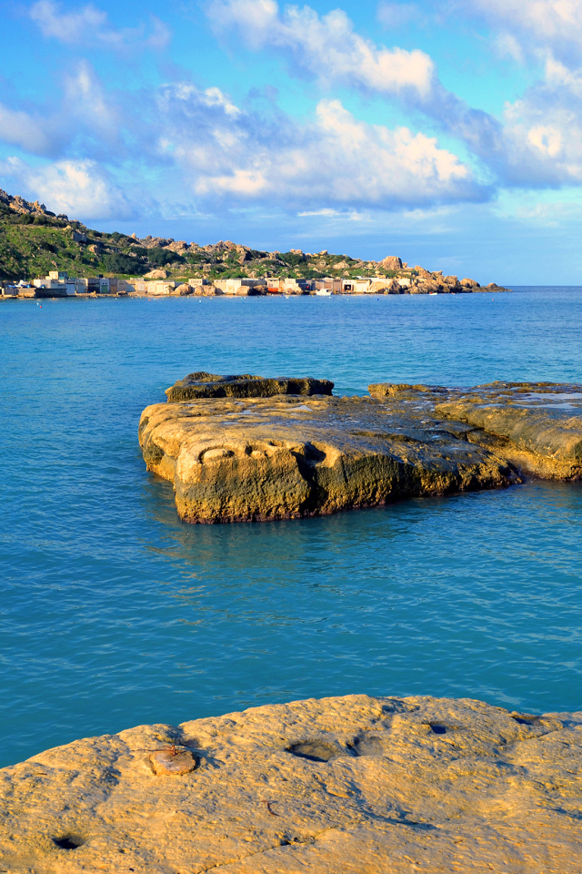 Маленький остров скала