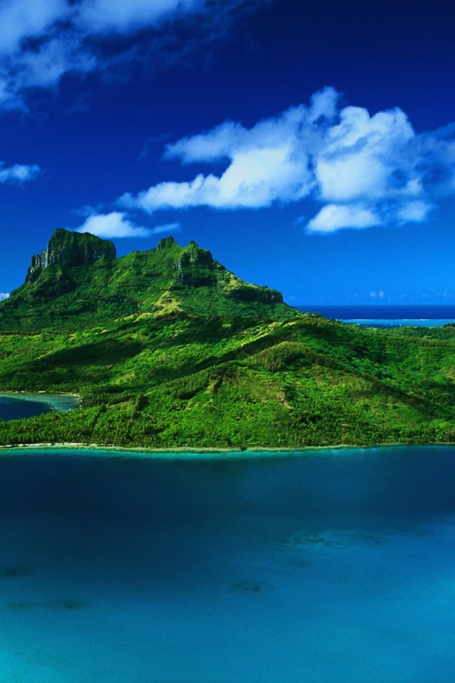 Зеленый остров в синем море