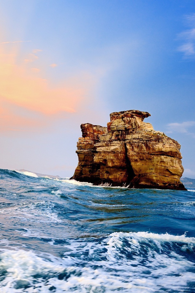 Каменная скала в море