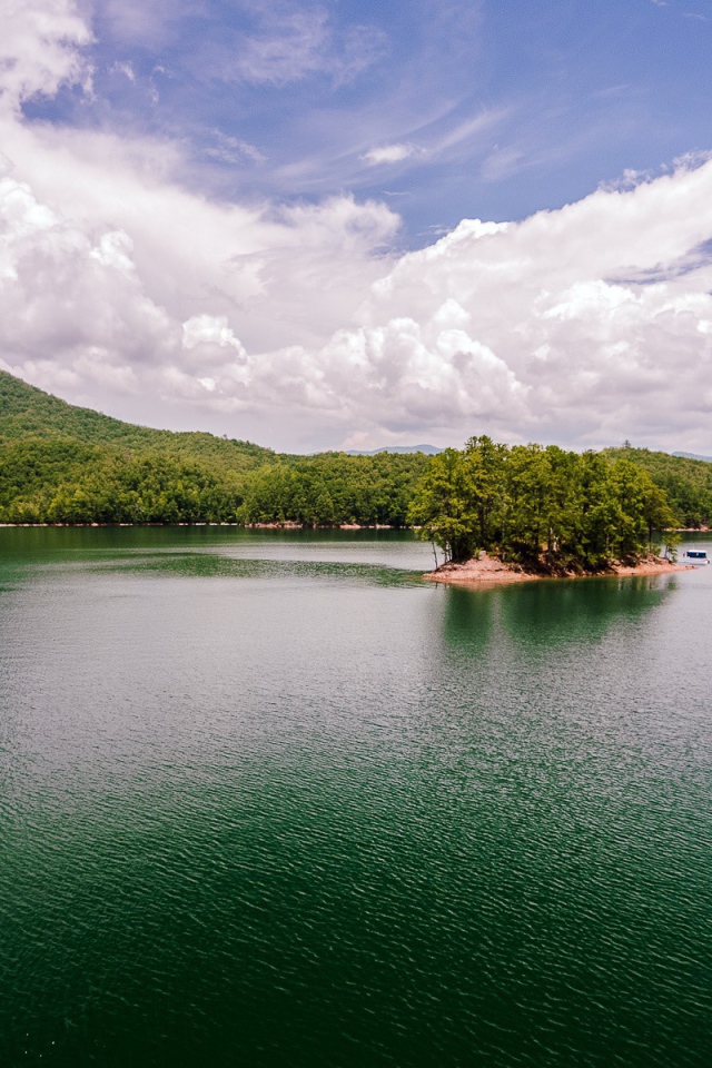 Остров на горном озере